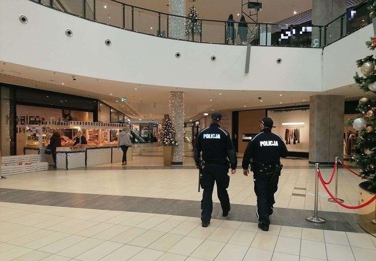 Wpadł w Pasażu Grunwaldzkim przez brak maseczki. Okazało się, że był poszukiwany i miał przy sobie narkotyki