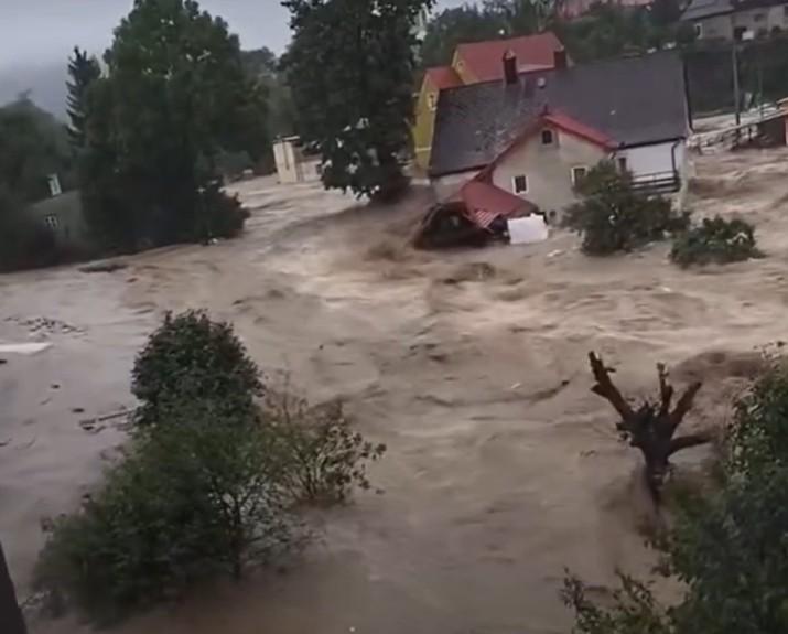 Stronie Śląskie tonie. Woda porywa domy, ludzie stoją na dachach