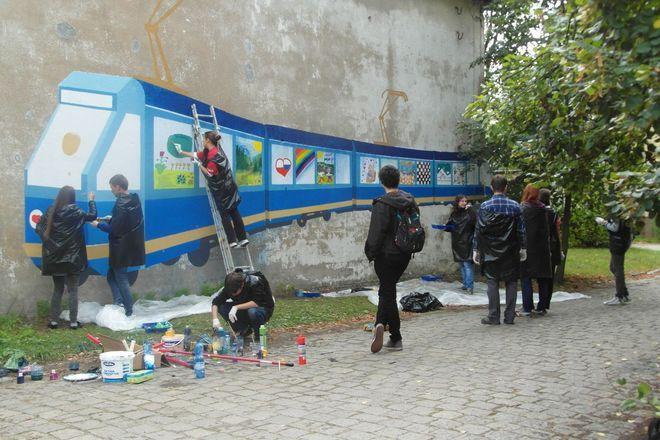 Wrocław ma nowy mural. Kolorowy tramwaj namalowali na ścianie studenci
