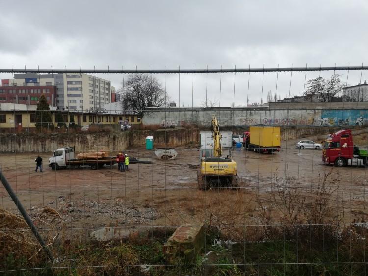 Budowa biurowca na placu Jana Pawła II ruszyła po długiej przerwie