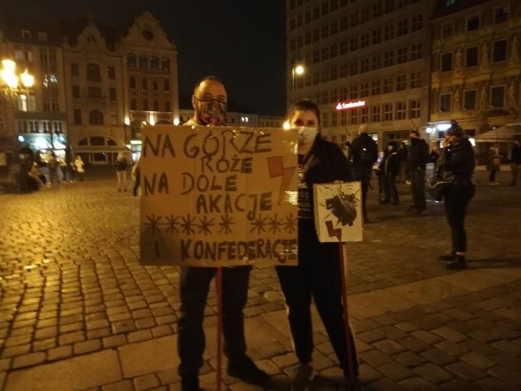 Śpiewające kobiety w Rynku, strajk kierowców i znicze dla PiS [RELACJA Z PROTESTU]