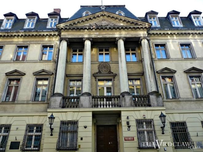 Pałac w centrum Wrocławia na sprzedaż. To dawna siedziba Commerzbanku [ZDJĘCIA]