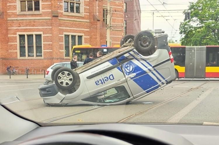 Wrocław: Dachowanie samochodu przy NFM. Kierowca nie ustąpił pierwszeństwa