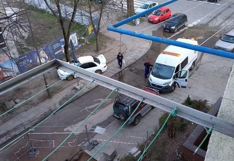 Wrocław: Duża awaria wodociągowa na Szczepinie. Woda zalała ulicę