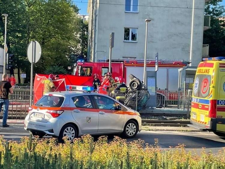 Wrocław: Śmiertelny wypadek na Grabiszyńskiej. BMW uderzyło w przystanek i zabiło człowieka