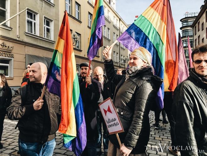 Manifestowali w Rynku przeciwko nienawiści. „Chcemy walczyć z brunatną falą” [FOTO]