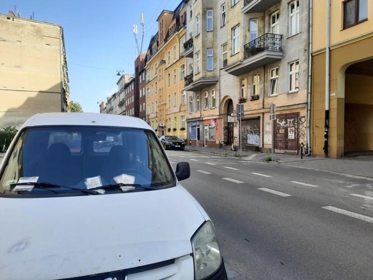 Porzucony wrak stał się ulubionym autem do wypisywania mandatów