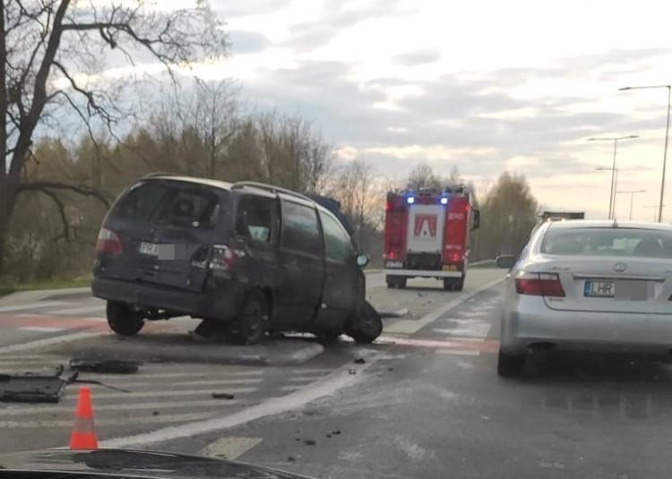 Wypadek na obwodnicy Leśnicy. Po zderzeniu z ciężarówką jedna osoba ranna