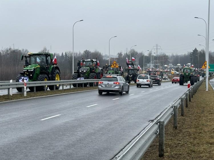 Gigantyczny korek na Sobieskiego. Rolnicy przedłużają blokady do marca [RELACJA NA ŻYWO]