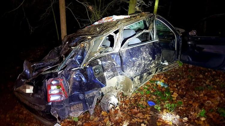Auto z czterema 20-latkami ścięło słup elektryczny. Zginął jeden z nich