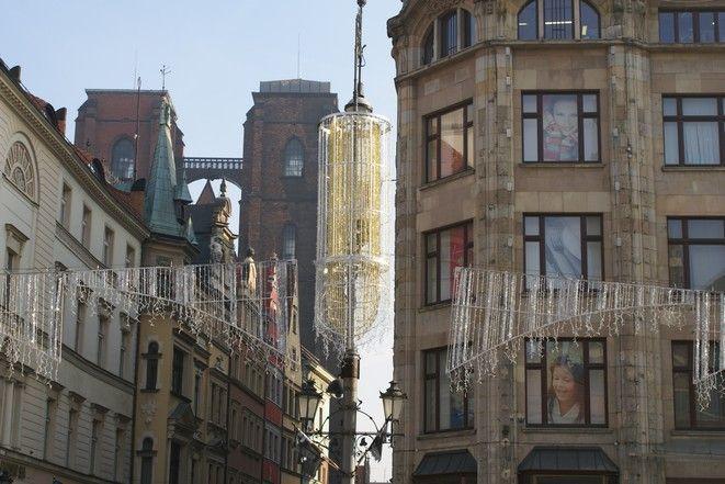 Świąteczne iluminacje już wiszą, choć zabłysną dopiero w grudniu