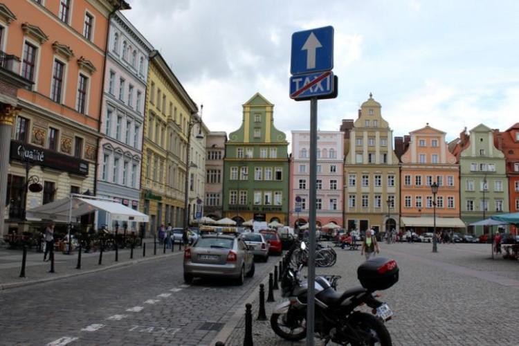 Awantura w taksówce. Podający się za prokuratora pasażer uszkodził auto kuflem