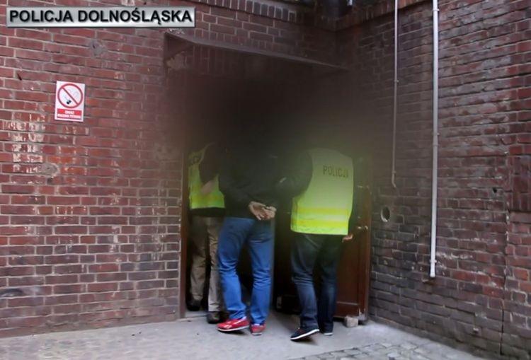 Wrocławscy policjanci zlikwidowali dziuple, do których trafiały luksusowe auta [WIDEO]