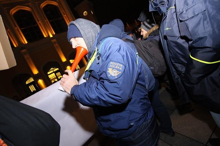 Pracownicy poczty protestowali przed Dworcem PKP. 