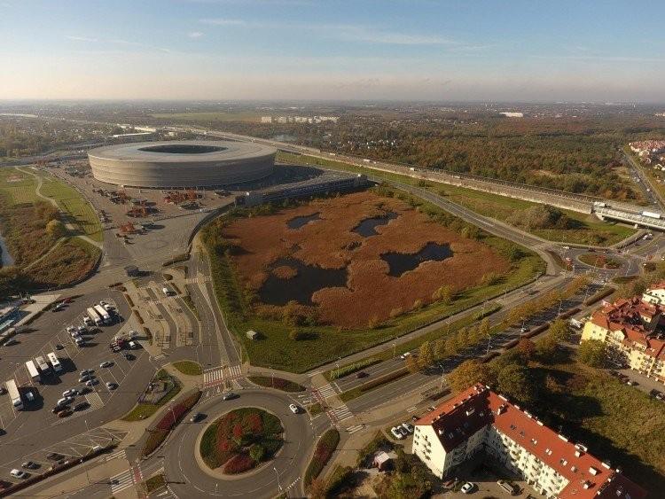 Dziura koło stadionu: miasto musi zmienić swoje plany