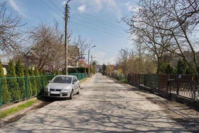 Zmienili zasady parkowania na jednej z ulic przy szpitalu, bo parkowali tam pacjenci