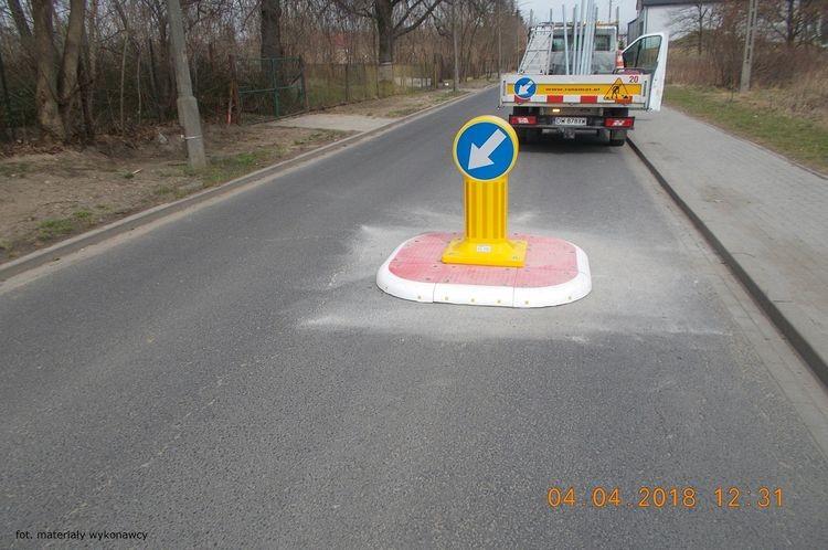 Na ulicy Rędzińskiej zamontowano wyspy. Mają poprawić bezpieczeństwo