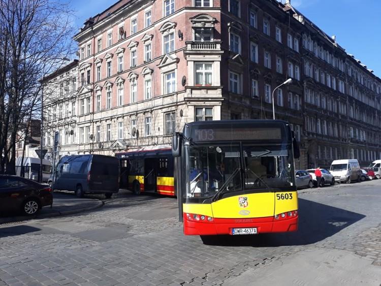 Zaparkowane samochody zablokowały przejazd autobusom [ZDJĘCIA]