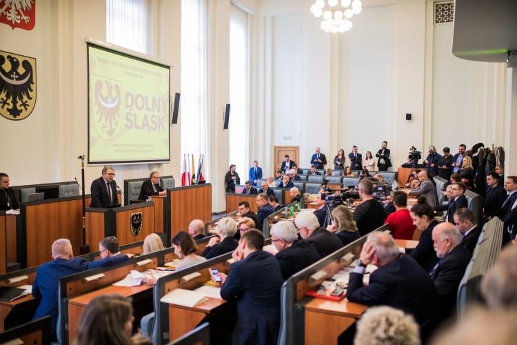 Bezpartyjni na podium. Znowu będą rozdawać karty?