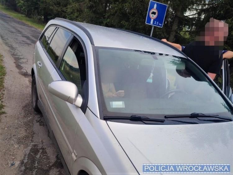 Ledwo trzymał się na nogach, ale wiózł trójkę dzieci i ich pijaną matkę