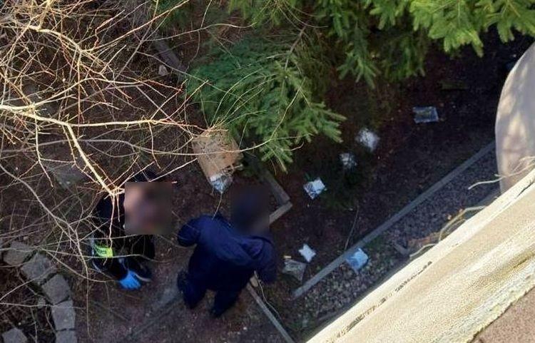Wrocław: podczas nalotu policji diler wyrzucał narkotyki przez balkon. Zobacz zdjęcia
