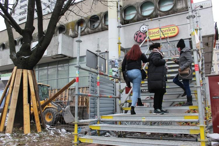 Po rusztowaniu do Biedronki. Trwa wielki remont na pl. Grunwaldzkim