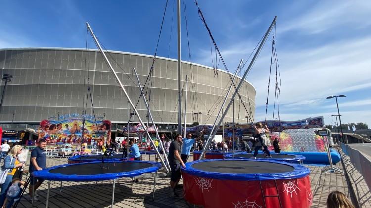 Nowa atrakcja przy Stadionie Wrocław. To kolorowy lunapark Madness [ZDJĘCIA]