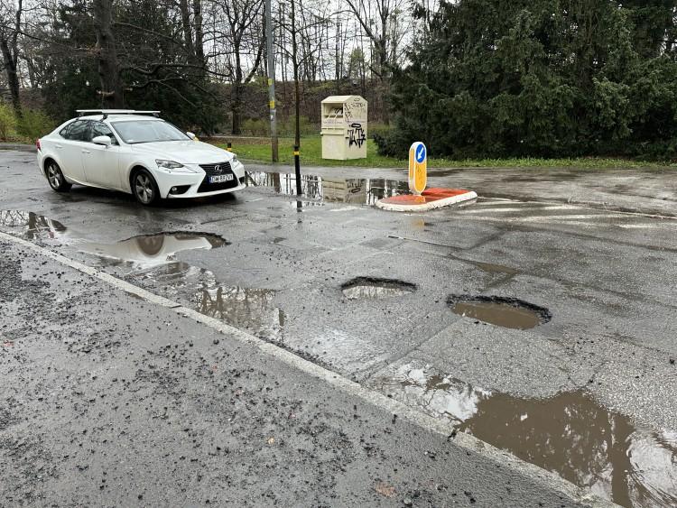 Wrocław: Ta ulica jest dziurawa jak ser szwajcarski. ZDiUM: Jeszcze dziś naprawa