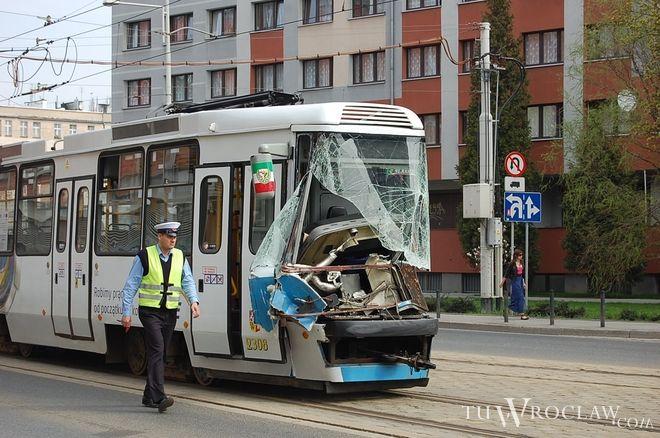 Tramwaj wbił się w tył ciężarówki. Ranna motornicza i paraliż wokół ronda Reagana