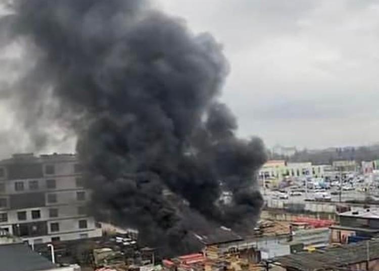 Wrocław: Kłęby dymu nad miastem. Pożar na budowie