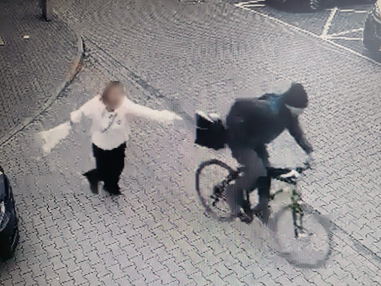 Złodziej na rowerze wyrywał kobietom torebki. Zobacz nagranie!