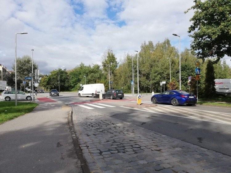 Dziecko potrącone na pasach trafiło do szpitala. Starszy kierowca nie zauważył chłopca