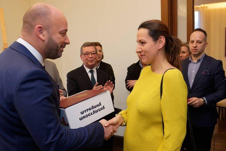 Jacek Sutryk wręczył pierwsze Wrocławskie Wyprawki [ZDJĘCIA]