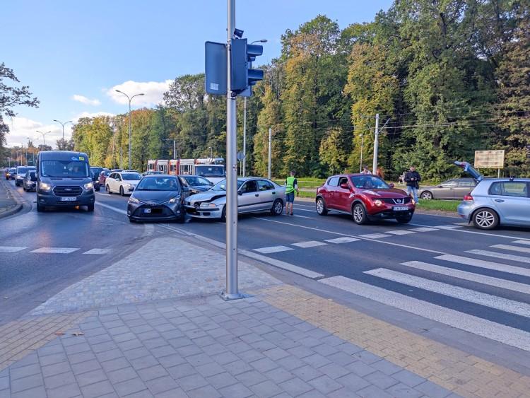 Wrocław: Wypadek na Popowickiej. Holowane auto zerwało się z linki