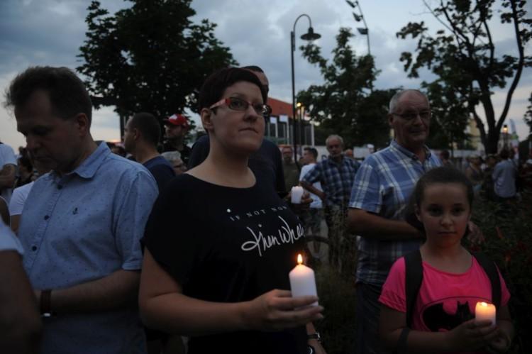 Przewodniczący rady miejskiej i autor książki o Macierewiczu na wrocławskim proteście w obronie „wolnych sądów” [ZOBACZ ZDJĘCIA]