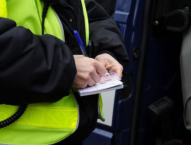 Pijani w sztok rodzice opiekowali się małymi dziećmi. Policjanci musieli ich obezwładnić