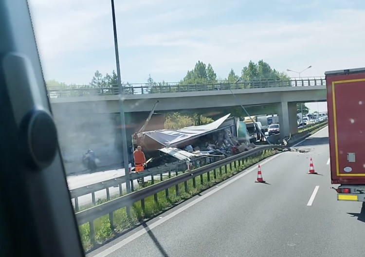 Wypadek na autostradzie A4. Tir leży na boku, dwie osoby ranne