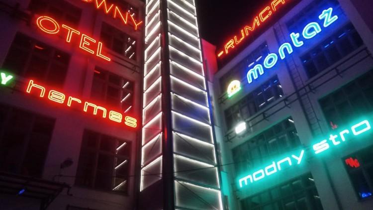 Rozbiórka Galerii Neonów wstrzymana. Jest światełko w tunelu