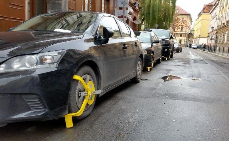 Mieszkańcy skarżą się na nielegalne parkowanie w centrum. Straż miejska interweniuje