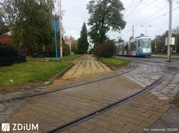 Zerwali chodnik na Powstańców Śląskich. Powstanie tam ścieżka rowerowa [ZDJĘCIA]