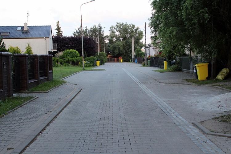 Czy ta mała osiedlowa uliczka zamieni się w drogę przelotową? [ZDJĘCIA]