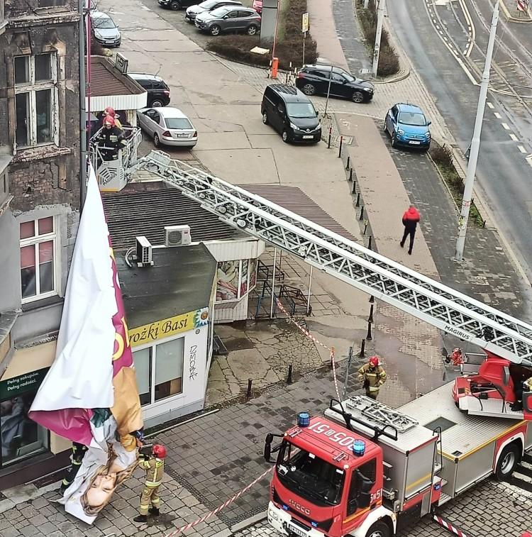 Po wichurze we Wrocławiu. Uszkodzone dachy, zerwane reklamy