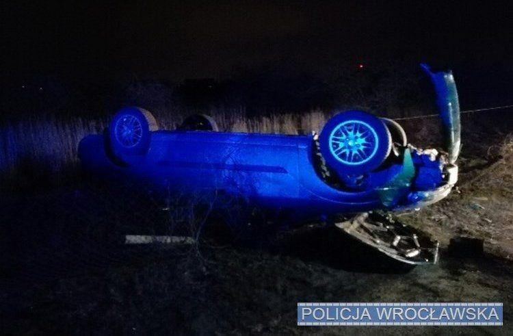 Nocny pościg za pijanym kierowcą. Samochód dachował w rowie [ZDJĘCIA]