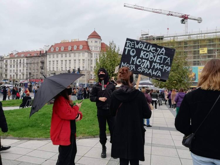 Protest przeciwko zakazowi aborcji. „Rewolucja jest kobietą” [ZDJĘCIA, WIDEO]