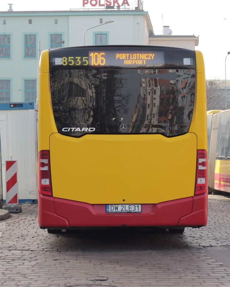 MPK po angielsku. Nowe komunikaty na miejskich autobusach [ZDJĘCIA]