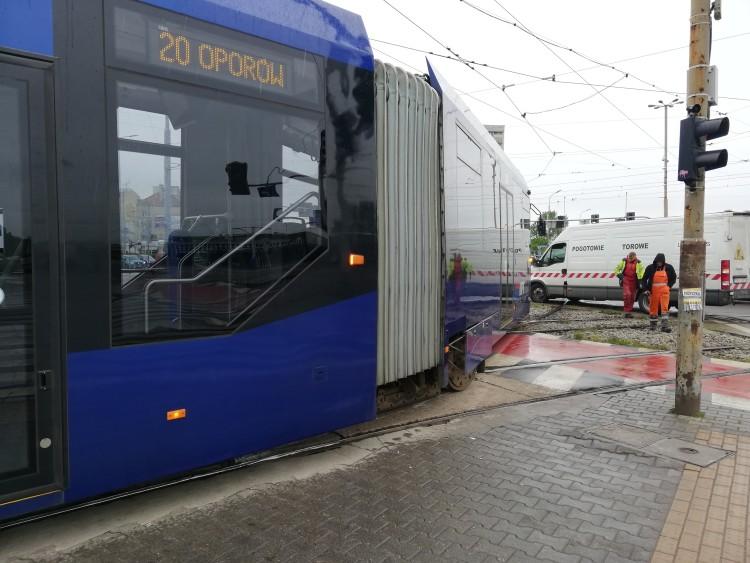 Uwaga! Tramwaj wypadł z torów i zablokował torowisko [ZOBACZ]