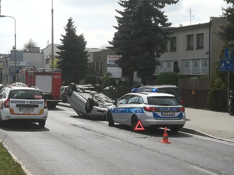 Dachowanie na Ślężnej. Kierowcy nic się nie stało! [ZDJĘCIA]