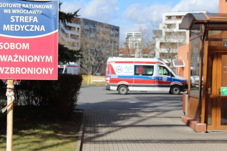 Dolny Śląsk. Kolejne zachorowania na COVID-19 i ofiara śmiertelna