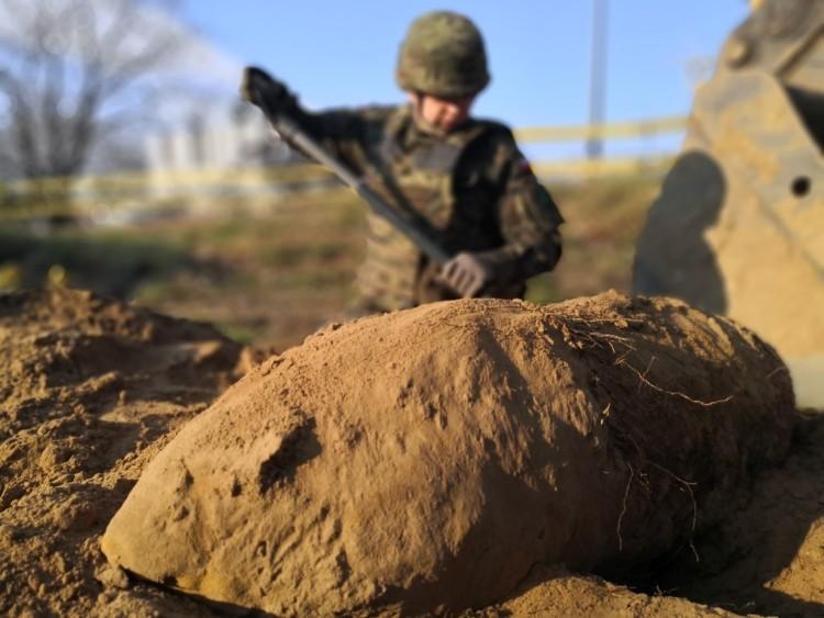 Bomba znaleziona na Ołbinie. Na miejscu dwa patrole saperów