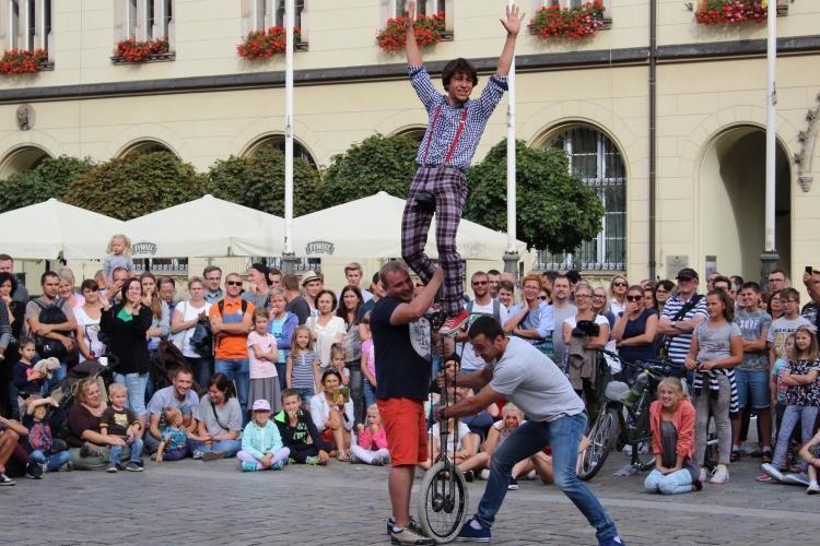 Klauni, tancerze i akrobaci na Rynku. Trwa święto sztuki ulicznej